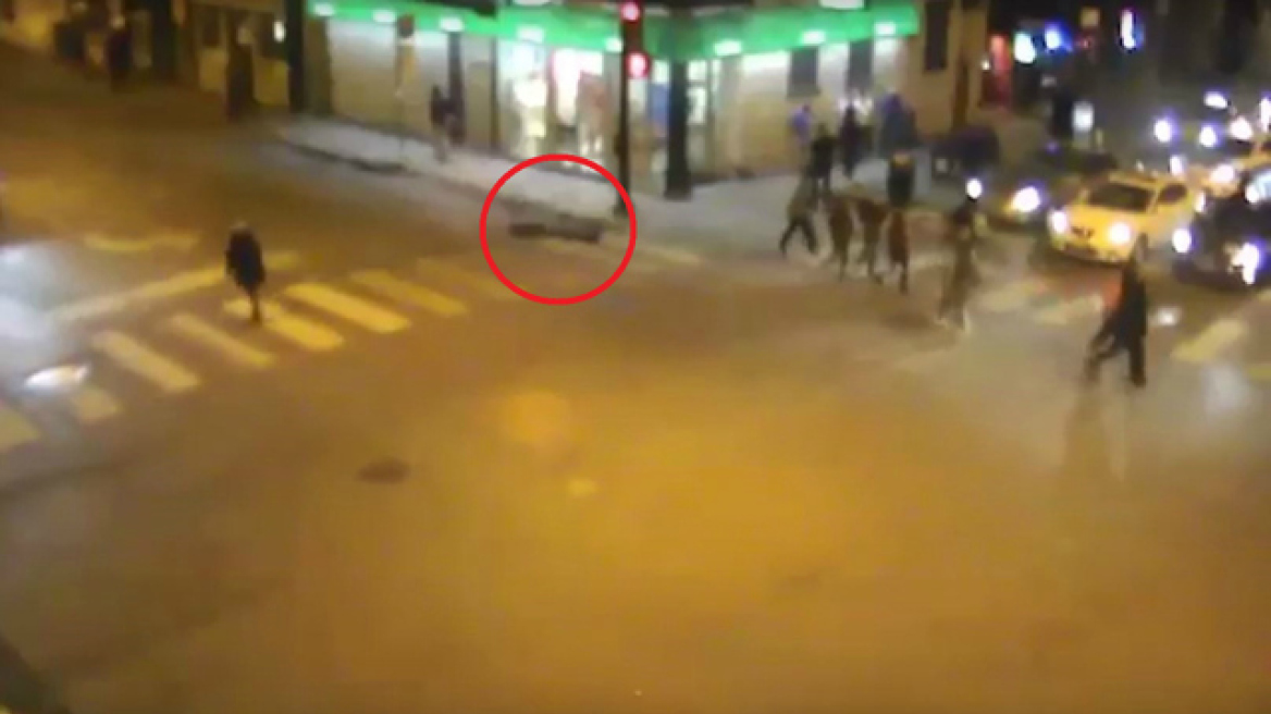 Βίντεο: Τον χτύπησαν, τον λήστεψαν, τον πάτησε ταξί και κανείς δεν τον βοήθησε